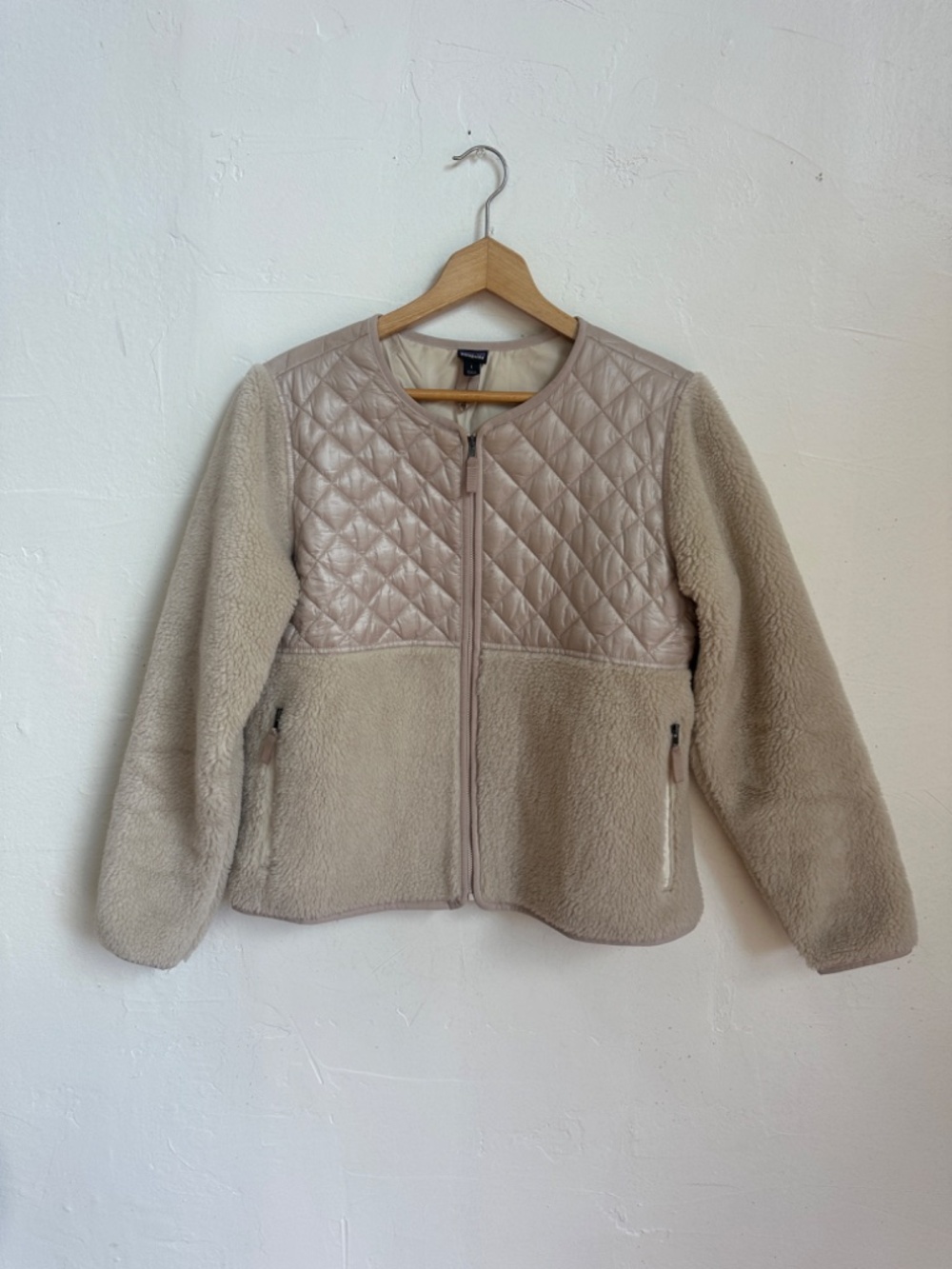 PATAGONIA WOMEN’S RECYCLED SHERPA HYBRID JACKET/ NATURAL Large